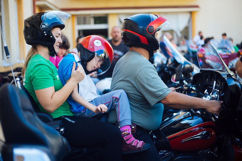 A Pető Intézet rendhagyó, motoros felvonulással egybekötött tanévnyitója az intézmény előtt. Fotó: Horváth Péter Gyula