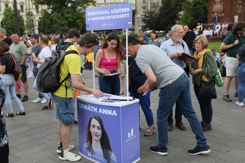 20230616 Tanár-diák tüntetés a státusztörvény ellen, Momentum stand // Hatlaczki Balázs