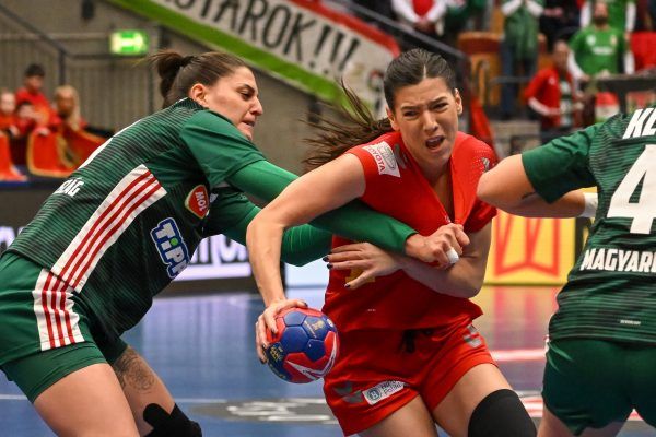 Papp Nikoletta (b) és a montenegrói Itana Grbic az olimpiai kvalifikációs női kézilabda-világbajnokság csoportkörének harmadik fordulójában játszott Montenegró-Magyarország mérkőzésen a svédországi Helsingborgban 2023. december 4-én.<br />Fotó: MTI/Illyés Tibor