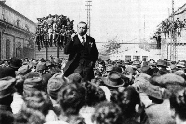 Kun Béla 1919-ben beszédet tart / Fotó: MTI