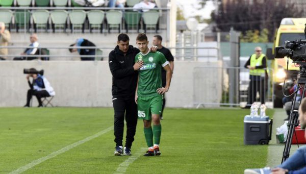 Waltner Róbertre hallgatnak játékosai, miután emberileg is jó kapcsolatot ápol futballistáival. Fotó: Paksi FC