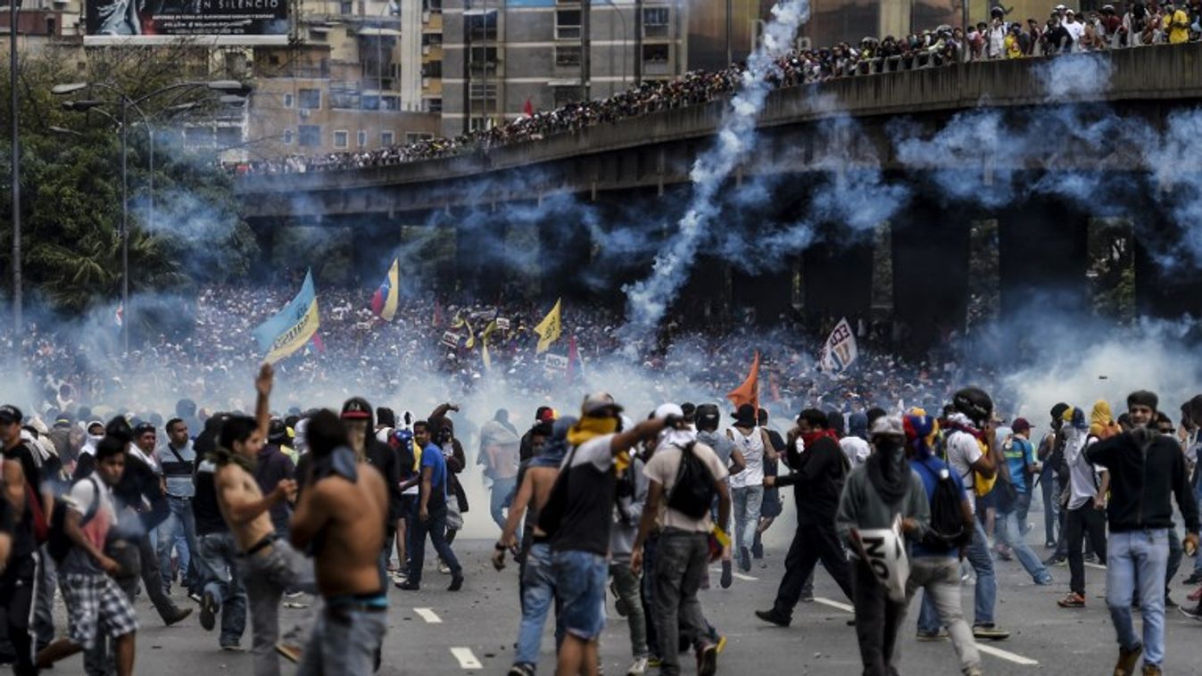 Tüntetők százai fosztogattak üzleteket Venezuelában