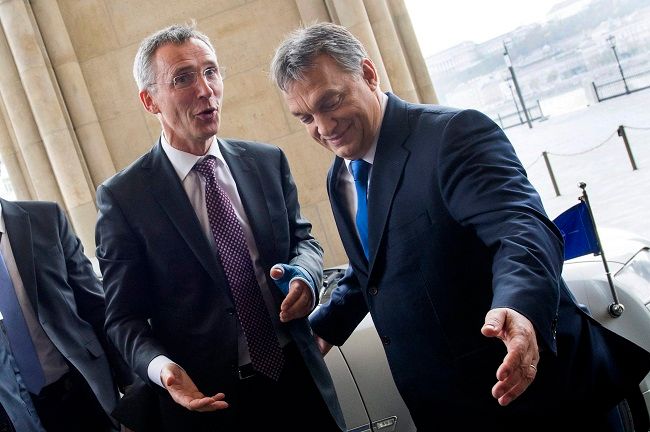Budapest, 2015. november 19. Orbán Viktor miniszterelnök fogadja Jens Stoltenberget, a NATO fõtitkárát (b) a Parlamentben 2015. november 19-én. MTI Fotó: Illyés Tibor