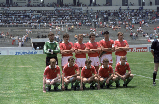 A szovjetek elleni kezdőcsapatunk. Felső sor, balról: Disztl P., Péter Z., Garaba, Esterházy, Nagy A., Kardos. Guggolnak: Róth, Kiprich, Bognár, Sallai, Détári. Fotó: MTI/Németh Ferenc