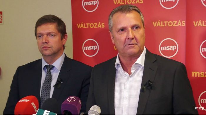 Tóth Bertalan és Molnár Gyula a hétfői sajtótájékoztatón. Fotó: MSZP