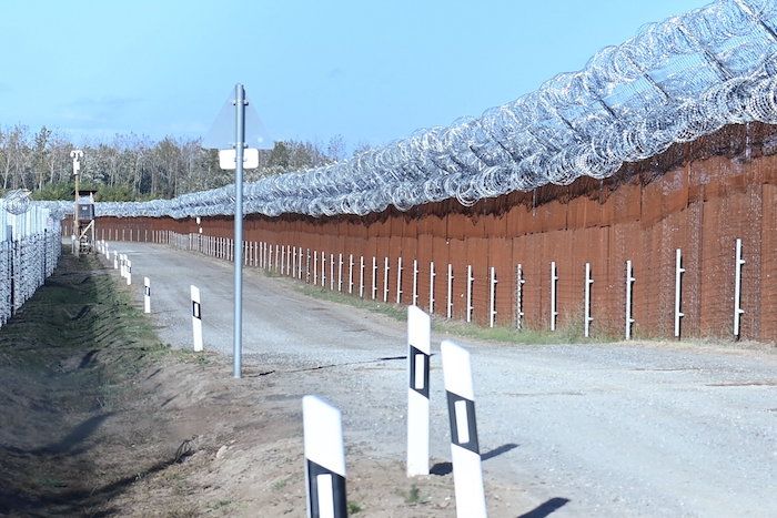 Szijjártó, kerítés