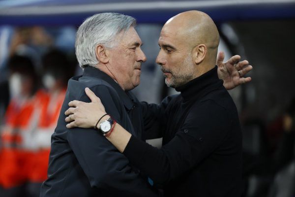 Carlo Ancelotti, a Real Madrid (b) és Pep Guardiola, a Manchester City vezetőedzője közül ezúttal Ancelottinak kellett gratulálnia. A City magabiztosan verte ki a Realt az idei BL-elődöntőben.<br /> Fotó: MTI/EPA/EFE/Juanjo Martin