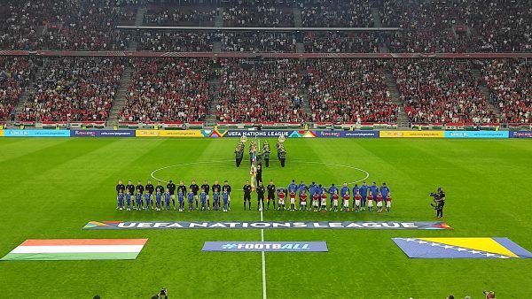 A himnuszok előtti pillanat a Magyarország-Bosznia-Hercegovina Nemzetek Ligája-mérkőzésen a Puskás Arénában. A szerző felvétele.