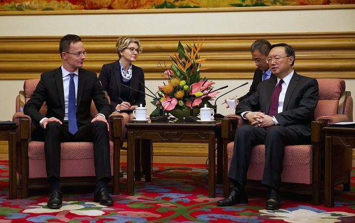 Peking, 2016. november 30. A Külgazdasági és Külügyminisztérium (KKM) által közreadott képen Szijjártó Péter külgazdasági és külügyminiszter (b) és Jang Csie-cse kínai külügyi államtanácsos találkozója Pekingben 2016. november 30-án. MTI Fotó: KKM