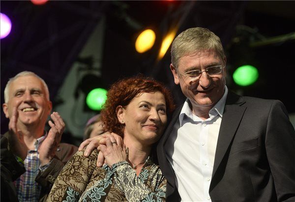 Vadai Ágnes és Gyurcsány Ferenc. Politikai kapcsolataik Tiszafüredig vezetnek. Vadai például a Hableány Bt. igazgatójának éttermében tartotta hetedhét országra szóló lakodalmát.