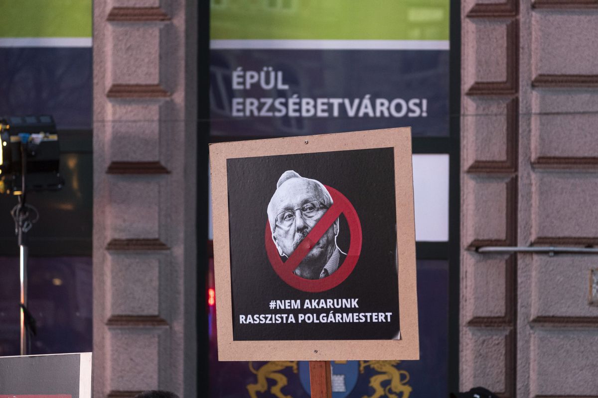 Transzparens a Niedermüller Péter (Demokratikus Koalíció) erzsébetvárosi polgármester lemondását követelõ tüntetésen / Fotó: MTI