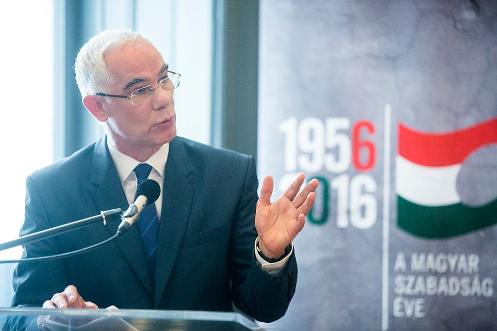 Budapest, 2016. augusztus 15. Vastag Csaba énekes, producer, Péter Szabó Szilvia énekes és Balog Zoltán, az emberi erőforrások minisztere (b-j) az 1956-os forradalom és szabadságharc emlékéve hivatalos dalát és imázsfilmjét bemutató sajtótájékoztatón a budapesti Terror Háza Múzeumban 2016. augusztus 15-én. Az Egy szabad országért című dalt először a Petőfi Rádióban mutatják be. Fotó: Horváth Péter Gyula