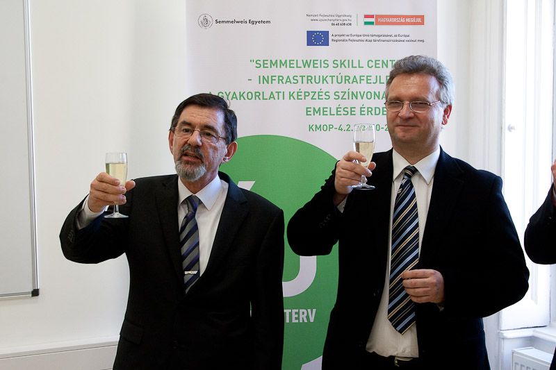 Gál János rektorhelyettes (jobbra), a SOTE Don Juanja itt épp egy ROCHE-projektet ad át.