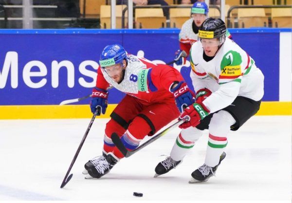Mihalik (jobbra, fehérben) szerezte a becsületgólunkat a címvédő Csehország ellen. Fotó: IIHF.com