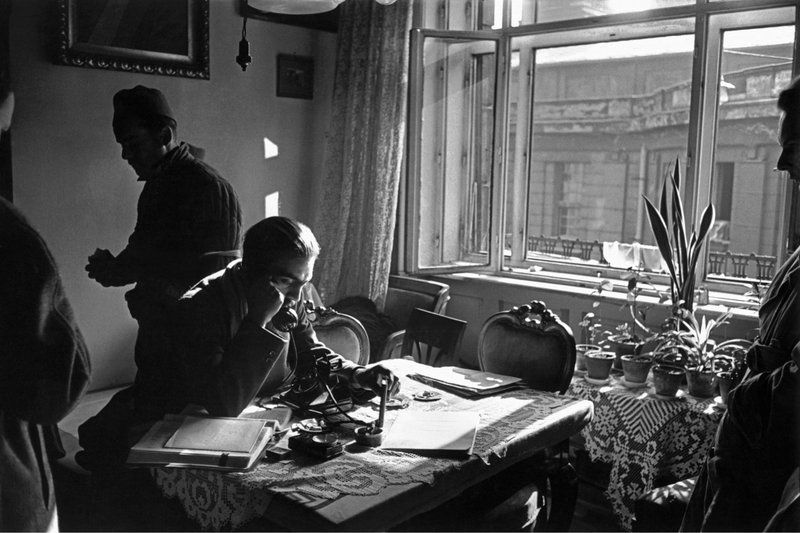 Pongrátz Gergely telefonál a Corvin közi felkelőcsoport központjában. / MTI Fotó: Erich Lessing