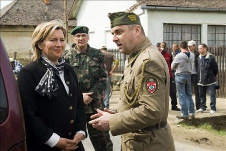 Morvai Krisztina és Bodrog László, a Nemzeti Őrsereg egyik vezetője. Fotó: MTI