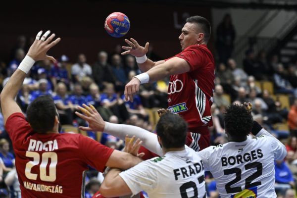 Bodó Richárd (j2) és Rosta Miklós (b), a magyar, valamint Luis Frade (b2) és Alexis Borges (j), a portugál válogatott játékosa a férfi kézilabda olimpiai kvalifikációs világbajnokság harmadik fordulójában, a D csoportban játszott Magyarország-Portugália mérkőzésen a svédországi Kristianstadban 2023. január 16-án.<br /> Fotó: MTI/Kovács Tamás