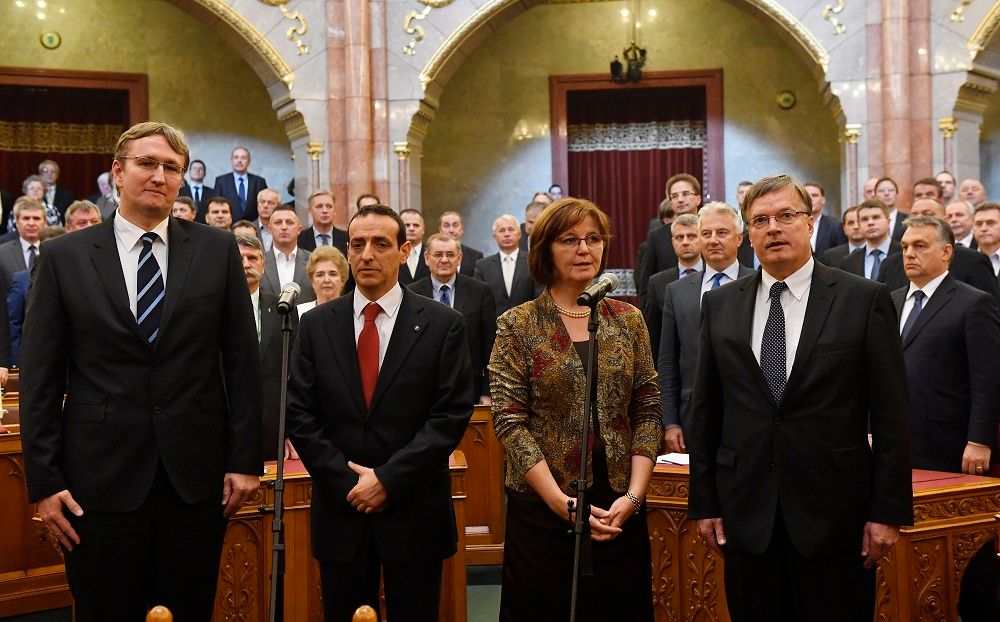 Szabó Marcel, Schanda Balázs, Hörcherné Marosi Ildikó és Horváth Attila (b-j), az Alkotmánybíróság új tagjai esküt tesznek az Országgyûlés plenáris ülésén. MTI Fotó: Illyés Tibor
