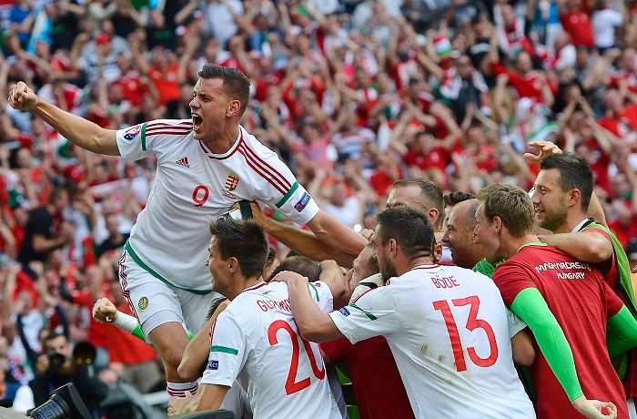 Szalai Ádám (b) és a magyar labdarúgó-válogatott tagjai ünnepelnek, miután 1-1-es döntetlent játszottak Izlanddal / Fotó: MTI