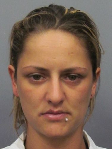 Algács Krisztina körülbelül 175 centiméter magas, vékony testalkatú, haja hosszú, barna. Eltűnésekor fehér blúzt, kék farmert és barna cipőt viselt. Bal alkarja be van kötve