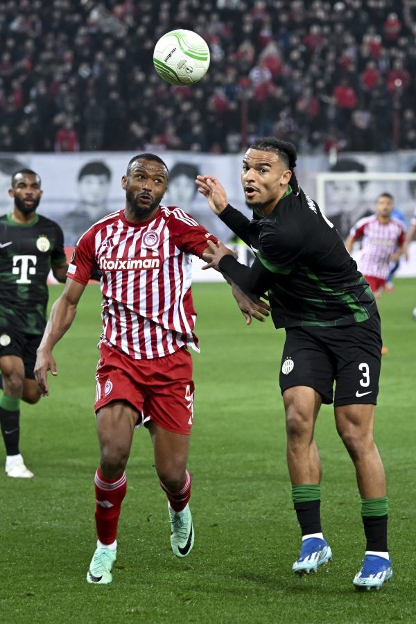 Samy Mmaee (j), a Ferencváros és Ajub el-Kaabi, az Olympiakosz játékosa a labdarúgó Konferencia-liga nyolcaddöntőjébe jutásért játszott, Olympiakosz-Ferencvárosi TC mérkőzésen a pireuszi Karaiszkakisz Stadionban 2024. február 15-én.<br />Fotó: MTI/Illyés Tibor