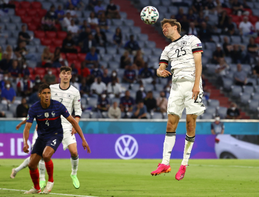Thomas Müller (a kép előterében) ezúttal nem tudott a franciák kapujába találni. Fotó: MTI/EPA/Reuters/Kai Pfaffenbach