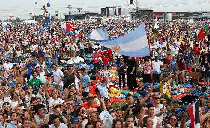 A youth waves an Argentina flag as Pope Francis arrives to the Campus Misericordiae during World Youth Day in Brzegi near Krakow, Poland July 31, 2016. REUTERS/Stefano Rellandini