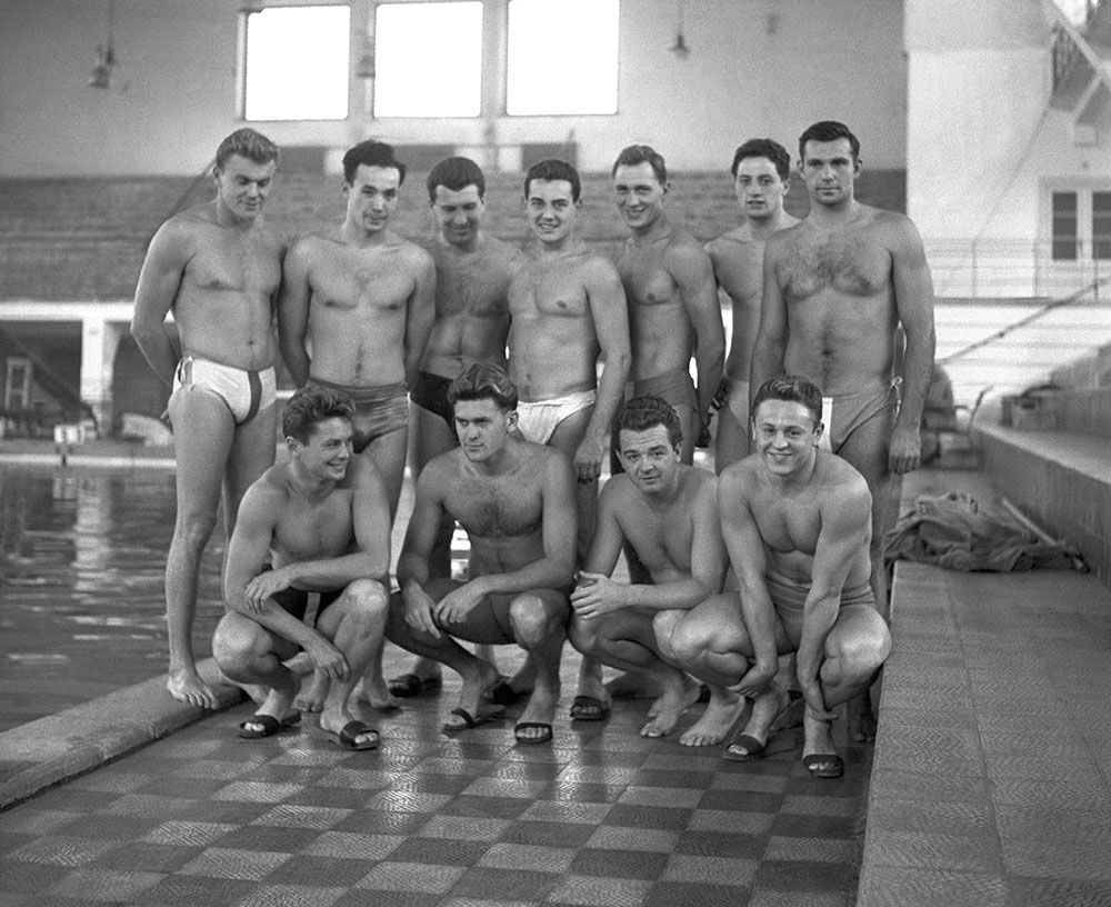 Budapest, 1956. október 19. A XVI. nyári olimpiára készülő vízilabda keret tagjai: Kanizsa Tivadar, Markovits Kálmán, Gyarmati Dezső, Zádor Ervin, Bolvári Antal, Mayer Mihály, Boros Ottó (álló sor, b-j), Martin Miklós, Hevesi István, Jenei László, Kárpáti György (guggoló sor, b-j). MTI Fotó: Bojár Sándor