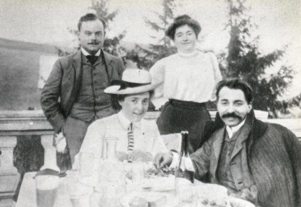 Elől Madzsarné és Szabó Ervin, hátul Jászi Oszkár és Lesznai Anna / Forrás: A cselekvés szerelmese