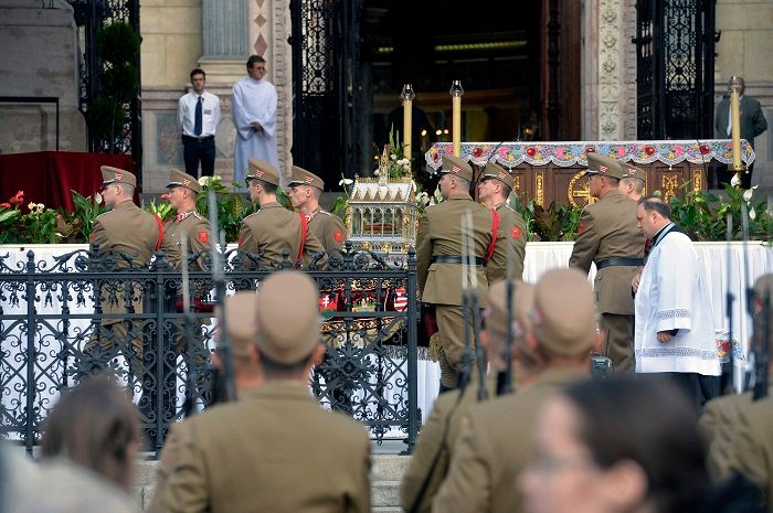 Budapest, 2015. augusztus 20. Díszõrök a Szent Jobb-ereklyével az ünnepi szentmise kezdete elõtt a budapesti Szent István-bazilika elõtt 2015. augusztus 20-án. MTI Fotó: Koszticsák Szilárd
