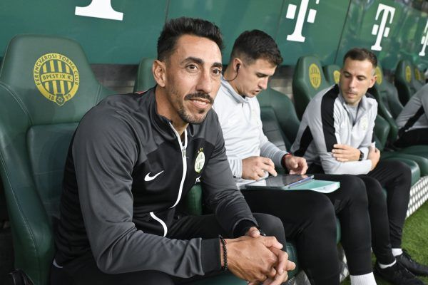 Budapest, 2024. május 19.<br />Leandro de Almeida, az FTC megbízott vezetõedzõje (b), aki Dejan Sztankovics meglepő távozása után a mai utolsó bajnokin irányította a bajnokcsapatot. <br /> Fotó: MTI/Koszticsák Szilárd
