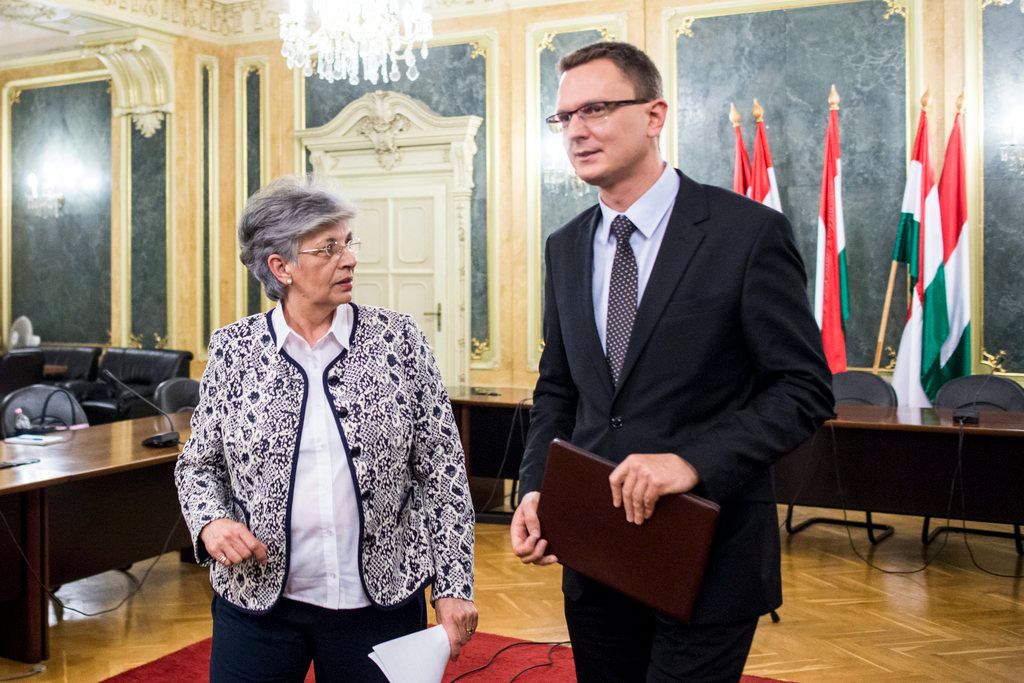 Rétvári Bence, az Emberi Erõforrások Minisztériumának (EMMI) parlamenti államtitkára és Galló Istvánné, a Pedagógusok Szakszervezetének elnöke a szaktárca a pedagógusok sztrájkbizottságával folytatott egyeztetése után az EMMI épületében. Fotó: MTI/Marjai János