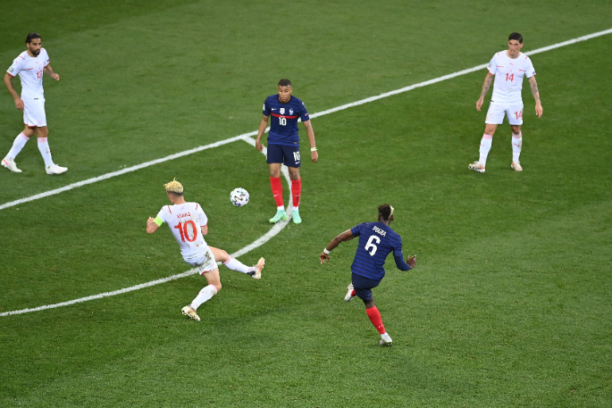 Paul Pogba szenzációs tekerése után még úgy tűnt, hogy eldőlt a mérkőzés. Svájc azonban másként gondolta. Fotó: MTI/EPA/AFP/Daniel Mihailescu