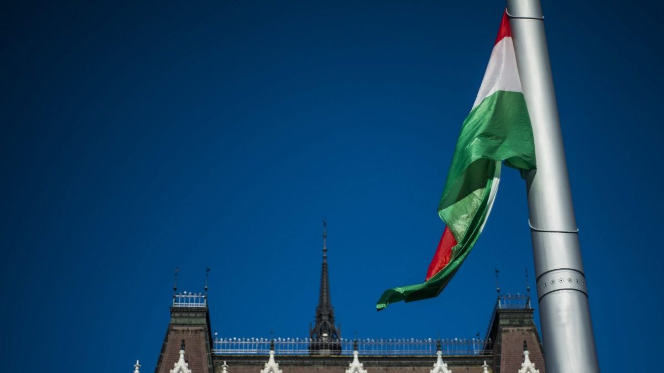 Felvonták a nemzeti lobogót a Parlament előtt