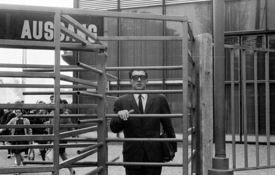 Ügynök, tiszt vagy csak egy civil? A kép illusztráció, a felvétel a Szovjet tudomány és technika 50 éve jubileumi kiállításán készült, 1967. szeptemberében / Fotó: Fortepan.hu, ad.: Péterffy István