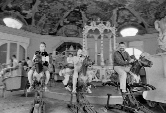 Életkép a budapesti Vidámparkban az 1980-as években. Kádárék igyekeztek biztosítani a sört, a virslit és a szórakozást, ezzel is elősegítve, hogy nem érje meg szembeszegülni a rendszerrel. Fotó: MTI/Cser István