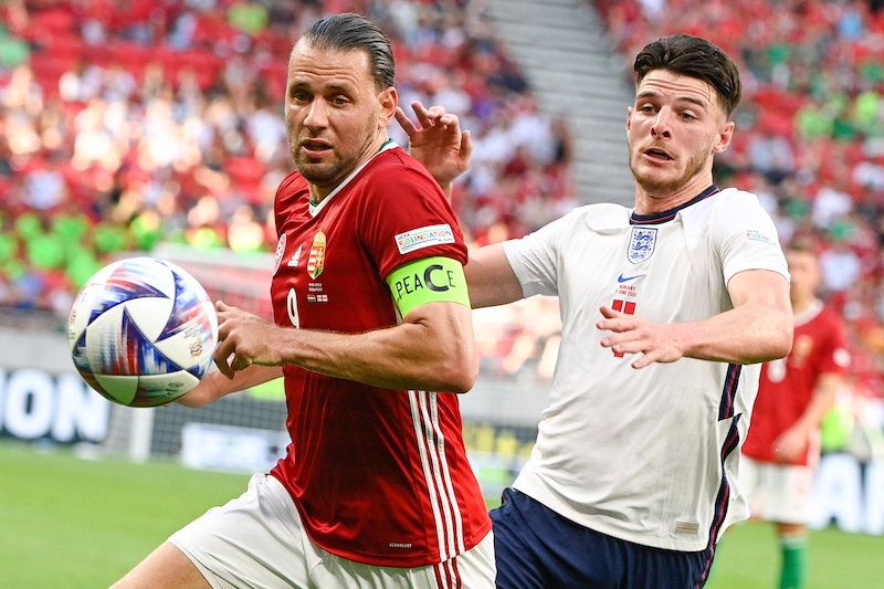 Szalai Ádám (balra, karszalaggal) minden értelemben méltó a csapatkapitányi posztra. <br /> Fotó: MTI/Szigetváry Zsolt