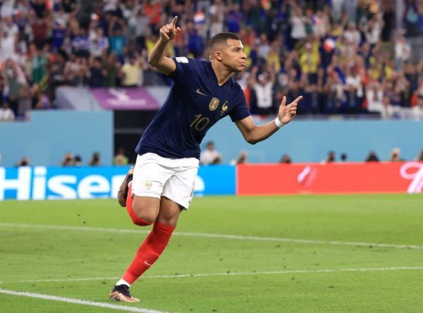 Kylian Mbappé duplával tette le a névjegyét a dánok elleni vb-csoportmeccsen. Fotó: a FIFA hivatalos Twitter-oldala