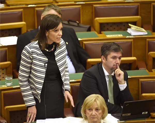 Szél Bernadett, az LMP vezérszónoka az alaptörvény hetedik módosításának vitáján, az Országgyűlés plenáris ülésén 2016. október 17-én. Mellette képviselőtársa, Hadházy Ákos, előtte Schmuck Erzsébet. MTI Fotó: Bruzák Noémi