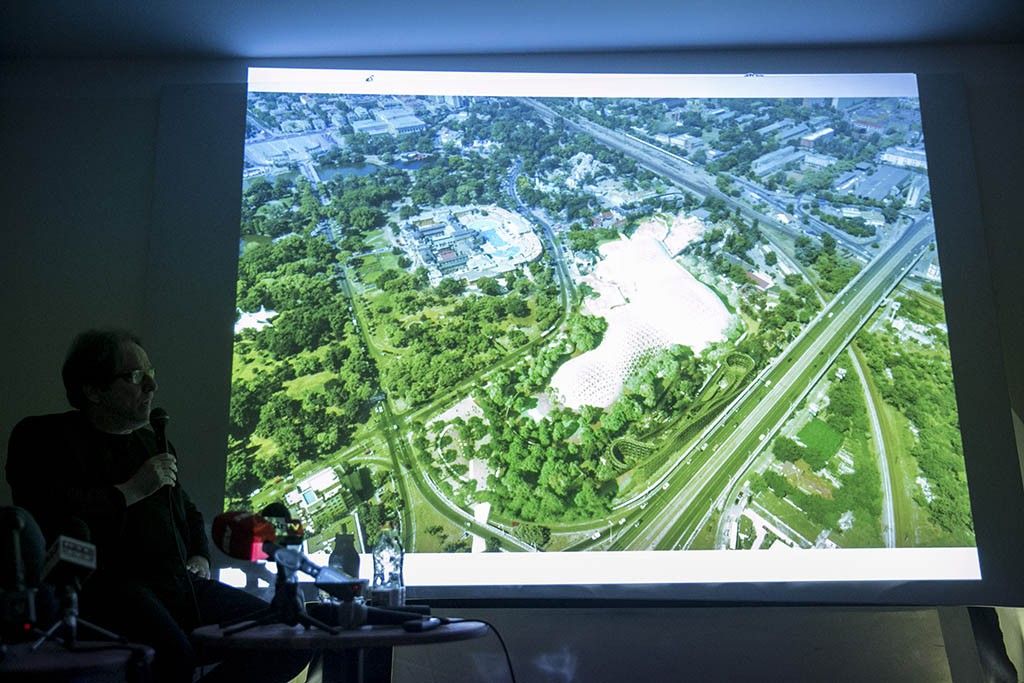Hatalmas közönség és sajtó érdeklődés mellett zajlott le hétfő este Baán László a Liget Budapest Projekt miniszteri biztosa, és Karácsony Gergely Zugló polgármesterének első nyilvános vitája a Mozsár Kávéházban. foto:Horváth Péter Gyula