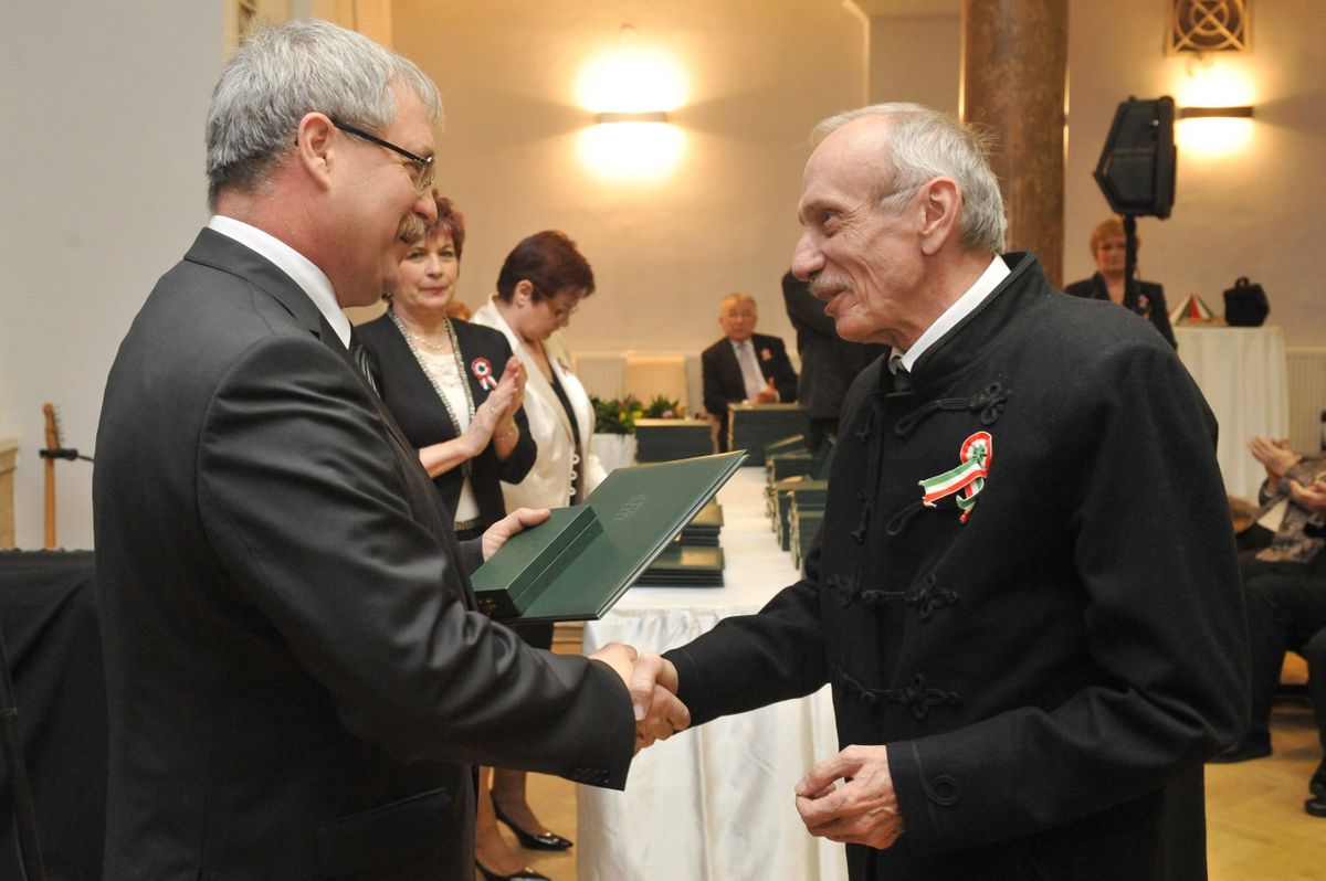 Szentmihályi Szabó Péter író, költõ, közíró, a Szépirodalmi Könyvkiadó ügyvezetõ igazgatója átveszi (j) átveszi a Magyar Érdemrend tisztikeresztje kitüntetést Fazekas Sándor vidékfejlesztési minisztertõl / Fotó: MTI