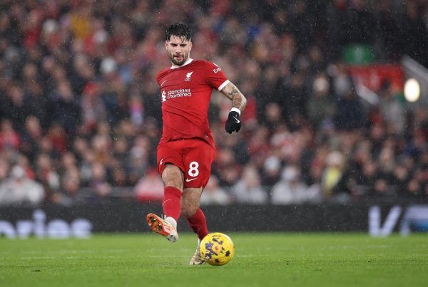 Szoboszlai Dominik mostanra kihagyhatatlan alapemberré vált a bajnoki címre törő Liverpool csapatában. A Manchester City elleni rangadón góllal és gólpasszal járult hozzá csapata magabiztos sikeréhez.<br />Fotó: MTI/EPA/Adam Vaughan