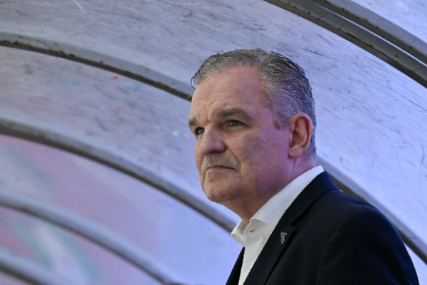 A kanadai Sean Simpson személyében rendkívül tapasztalt, nagyszerű kapitánya van válogatottunknak. A kiegyensúlyozott mezőnyben ennek is nagy szerepe lehet a reménybeli sikerben. Fotó: MTI/Koszticsák Szilárd