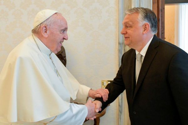 A Vatikáni Média által közreadott képen Ferenc pápa (b) magánkihallgatáson fogadja Orbán Viktor miniszterelnököt a Vatikánban 2022. április 21-én. Az április 3-i parlamenti választás óta a kormányfő első hivatalos útja a vatikáni látogatás.Fotó: MTI/Vatikáni Média