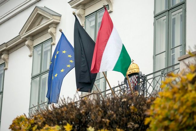 Budapest, 2015. november 15. Gyászlobogó a Sándor-palota homlokzatán a párizsi terrortámadásokban elhunyt áldozatok emlékére elrendelt nemzeti gyásznapon 2015. november 15-én. MTI Fotó: Mohai Balázs