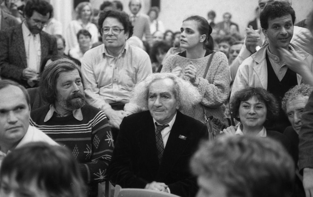 Az SZDSZ székháza, sajtótájékoztató az önkormányzati választások eredményének kihirdetése után. A felvétel 1990 október 14-én készült. Középen Faludy György költő, mögötte balra Konrád György író / Fortepan, ad.: Szalay Zoltán
