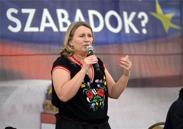 Morvai Krisztina szerint tárgyalásos úton kell kilépni az EU-ból - Fotó: MTI/Beliczay László