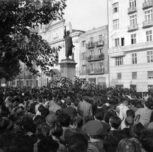 Sinkovits Imre színművész felolvassa az egyetemi ifjúság kiáltványát a Petőfi-szobornál. MTI Fotó: Fényes Tamás