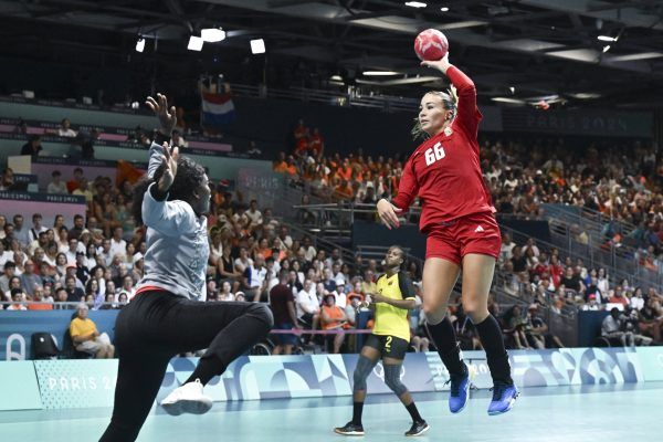 Győri-Lukács Viktória (j) és Marta Alberto, az angolai kapus a 2024-es párizsi nyári olimpia női kézilabdatornájának B csoportjában játszott Magyarország - Angola mérkőzésen a Dél-párizsi 6-os Arénában 2024. július 30-án.<br />Fotó: MTI/Czeglédi Zsolt