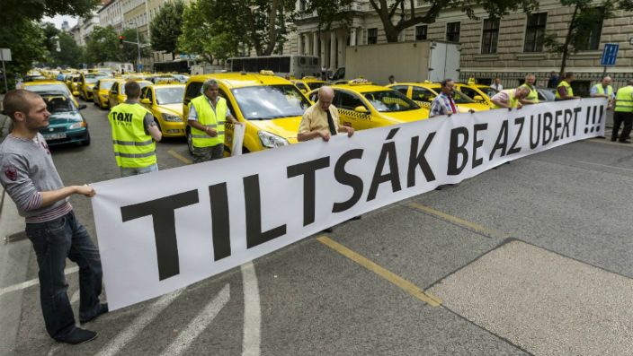 A taxisok sztrájkja az Uber ellen; Fotó: 24.hu
